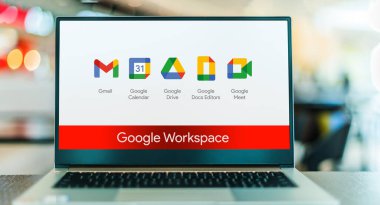 POZNAN, POL - APR 7, 2022: Google Workspace 'in logosunu gösteren dizüstü bilgisayar, Google tarafından bir bulut hesaplama, üretkenlik ve işbirliği araçları, yazılım ve ürünler koleksiyonu