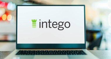 POZNAN, POL - APR 7, 2022: Intego 'nun logosunu gösteren dizüstü bilgisayar, bir bilgisayar yazılımı güvenlik yazılımı