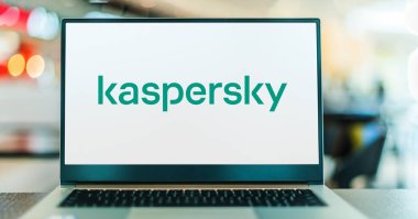 POZNAN, POL - 7 APR 2022: Merkezi Moskova, Rusya 'da bulunan çok uluslu siber güvenlik ve anti-virüs sağlayıcısı Kaspersky Lab' ın logosunu gösteren dizüstü bilgisayar