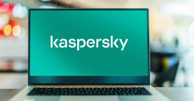 POZNAN, POL - 7 APR 2022: Merkezi Moskova, Rusya 'da bulunan çok uluslu siber güvenlik ve anti-virüs sağlayıcısı Kaspersky Lab' ın logosunu gösteren dizüstü bilgisayar