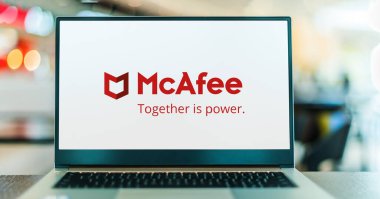 POZNAN, POL - 7 APR 2022: Merkezi Santa Clara, Kaliforniya, ABD 'de bulunan küresel bir bilgisayar güvenlik yazılım şirketi olan McAfee' nin logosunu gösteren dizüstü bilgisayar