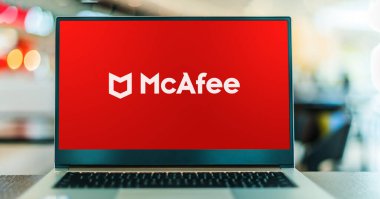 POZNAN, POL - 7 APR 2022: Merkezi Santa Clara, Kaliforniya, ABD 'de bulunan küresel bir bilgisayar güvenlik yazılım şirketi olan McAfee' nin logosunu gösteren dizüstü bilgisayar