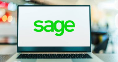POZNAN, POL - 7 APR 2022: Sage 'in logosunu gösteren dizüstü bilgisayar, İngiltere' de Newcastle merkezli çok uluslu bir yazılım şirketi.