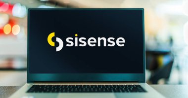 POZNAN, POL - 7 APR 2022: Sisense 'nin logosunu gösteren dizüstü bilgisayar, bir iş analitik yazılım şirketi