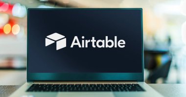POZNAN, POL - 7 APR 2022: Merkezi San Francisco 'da bulunan bir bulut işbirliği servisi olan Airtable' ın logosunu gösteren dizüstü bilgisayar