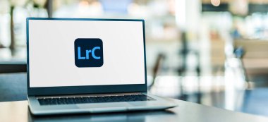 POZNAN, POL - NOV 12, 2020: Adobe Systems tarafından geliştirilen Adobe Lightroom Classic adlı resim organizasyonu ve resim manipülasyon yazılımı ailesinin logosunu gösteren dizüstü bilgisayar