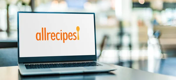 Познан Пол Jan 2021 Ноутбук Компьютер Логотипом Allrecipes Com Inc — стоковое фото