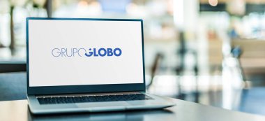 POZNAN, POL - 6 Ocak 2021: Latin Amerika 'nın en büyük kitle iletişim grubu Globo' nun logosunu gösteren dizüstü bilgisayar, 1925 yılında Rio de Janeiro, Brezilya 'da kuruldu.