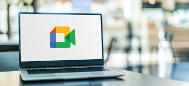 POZNAN, POL - JAN 6, 2021: Google Meet tarafından geliştirilen bir video iletişim servisi olan Google Meet 'in logosunu gösteren dizüstü bilgisayar