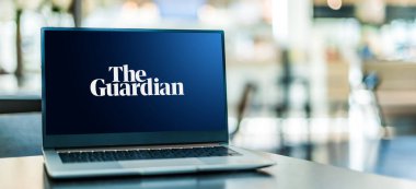 POZNAN, POL - 6 Ocak 2021 İngiliz günlük gazetesi The Guardian 'ın logosunu gösteren dizüstü bilgisayar