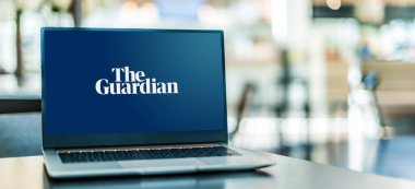 POZNAN, POL - 6 Ocak 2021 İngiliz günlük gazetesi The Guardian 'ın logosunu gösteren dizüstü bilgisayar