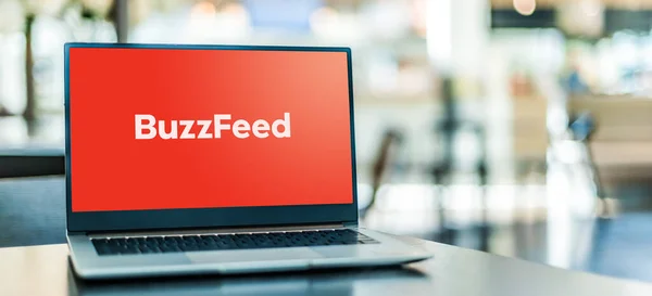 Poznan Pol Jan 2021 Laptop Computer Displaying Logo Buzzfeed American — Stock Photo, Image