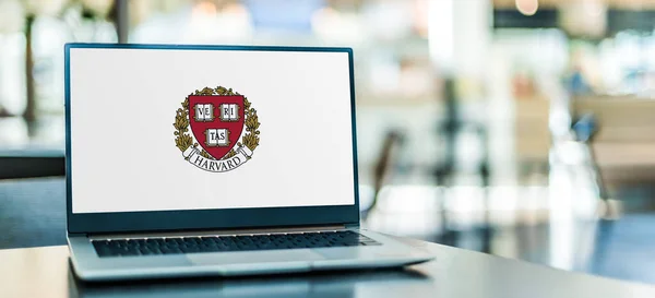 Poznan Pol Jan 2021 Bärbar Dator Med Logotyp För Harvard — Stockfoto