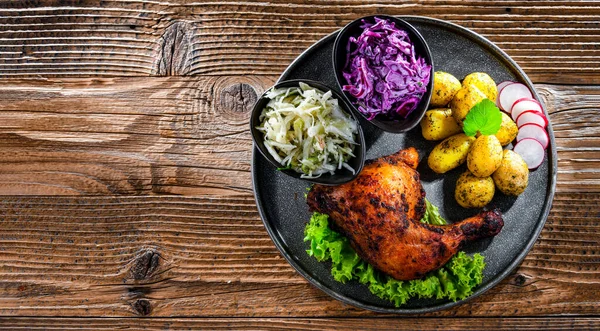 Sült Csirkeláb Burgonyával Zöldségsalátával — Stock Fotó