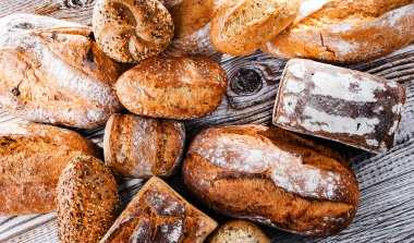 Ahşap masada çeşitli fırın ürünleriyle kompozisyon.