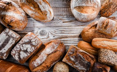 Ahşap masada çeşitli fırın ürünleriyle kompozisyon.