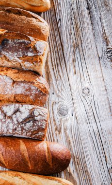 Ahşap masada çeşitli fırın ürünleriyle kompozisyon.