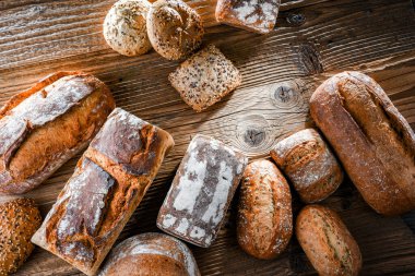 Ahşap masada çeşitli fırın ürünleriyle kompozisyon.