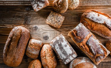 Ahşap masada çeşitli fırın ürünleriyle kompozisyon.