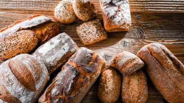 Ahşap masada çeşitli fırın ürünleriyle kompozisyon.