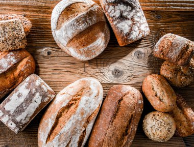 Ahşap masada çeşitli fırın ürünleriyle kompozisyon.