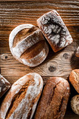 Ahşap masada çeşitli fırın ürünleriyle kompozisyon.