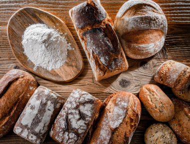 Ahşap masada çeşitli fırın ürünleriyle kompozisyon.