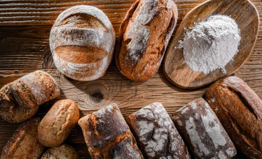 Ahşap masada çeşitli fırın ürünleriyle kompozisyon.