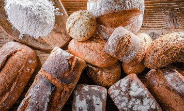 Ahşap masada çeşitli fırın ürünleriyle kompozisyon.