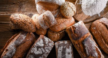 Ahşap masada çeşitli fırın ürünleriyle kompozisyon.