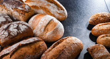 Ekmek ve rulo ekmekler dahil çeşitli fırın ürünleri.