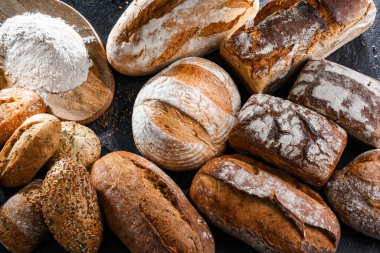 Ekmek ve rulo ekmekler dahil çeşitli fırın ürünleri.