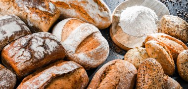 Ekmek ve rulo ekmekler dahil çeşitli fırın ürünleri.