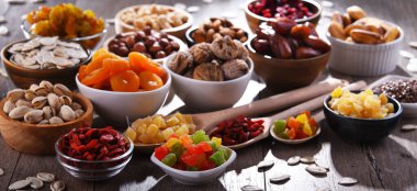 Kurutulmuş meyve ve fındıklı kompozisyon. Lezzetler.