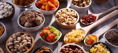 Kurutulmuş meyve ve fındıklı kompozisyon. Lezzetler.