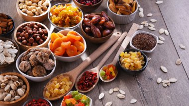 Kurutulmuş meyve ve fındıklı kompozisyon. Lezzetler.