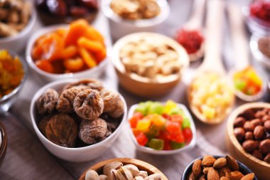 Kurutulmuş meyve ve fındıklı kompozisyon. Lezzetler.