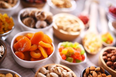 Kurutulmuş meyve ve fındıklı kompozisyon. Lezzetler.