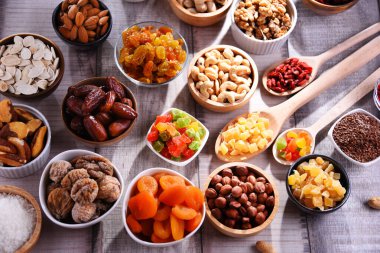 Kurutulmuş meyve ve fındıklı kompozisyon. Lezzetler.