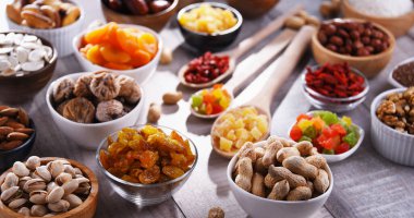 Kurutulmuş meyve ve fındıklı kompozisyon. Lezzetler.