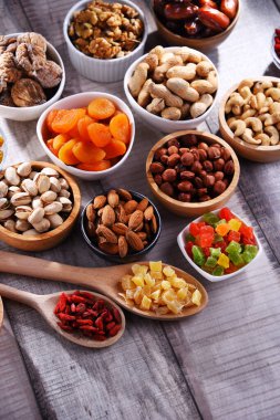 Kurutulmuş meyve ve fındıklı kompozisyon. Lezzetler.