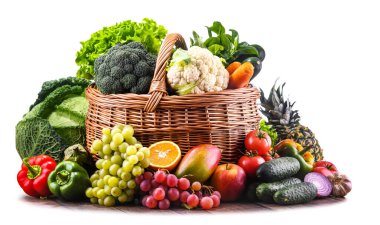 Çeşitli organik sebzeler ve meyvelerle kompozisyon.