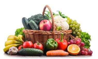 Çeşitli organik sebzeler ve meyvelerle kompozisyon.