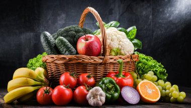 Çeşitli organik sebzeler ve meyvelerle kompozisyon.