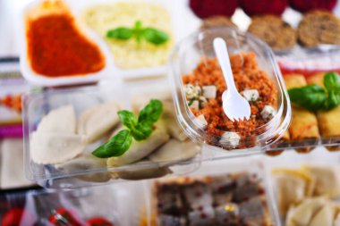 Plastik kutularda çeşitli hazır gıda ürünleri var..