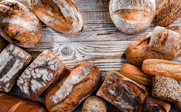 Ahşap masada çeşitli fırın ürünleriyle kompozisyon.