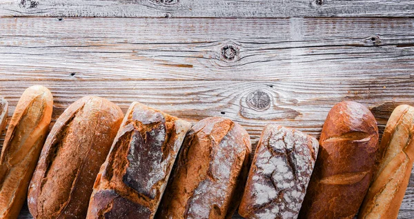 Ahşap masada çeşitli fırın ürünleriyle kompozisyon.