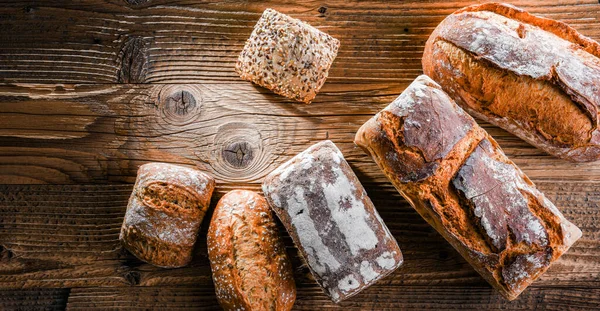 Ahşap masada çeşitli fırın ürünleriyle kompozisyon.