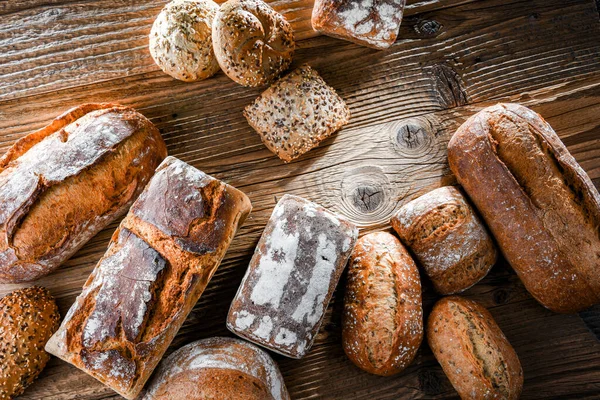 Ahşap masada çeşitli fırın ürünleriyle kompozisyon.