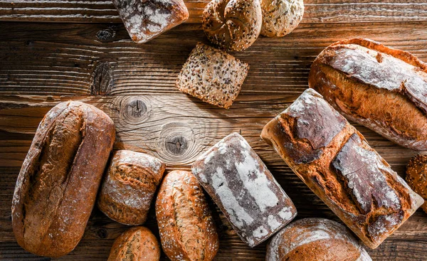 Ahşap masada çeşitli fırın ürünleriyle kompozisyon.